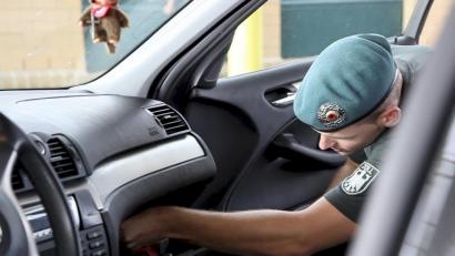 Bild: exb/Bildungs- und Wissenschaftszentrum der Bundesfinanzverwaltung
Further Zöllner stellen eine Schreckschusspistole und 13.000 Zigaretten sicher.