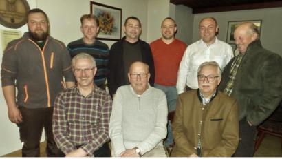 Bild: jml
Hermann Prechtl und Josef Dobmeier werden von Jagdpächter Carlo Geilersdörfer (sitzend, von links) verabschiedet. Die neue Leitung besteht aus Vorsitzendem Christian Bäumler, Stellvertreter Stefan Kraus, Kassier Michael Auer, Schriftführer Andreas Fischer und Kassenprüfer Gerhard List (stehend. von links). Mitpächter Günther Kemmel blickt zufrieden auf ein unfallfreies Jagdjahr zurück.