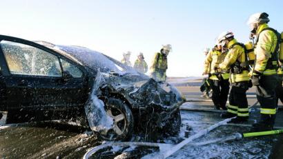 Bild: gf
Die Feuerwehrleute konnten das Auto nicht mehr retten: Totalschaden.