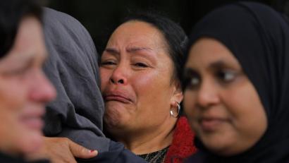 Bild: Vincent Yu/AP/dpa
Trauernde gedenken der Opfer des Anschlages. Das Massaker mit mindestens 50 Todesopfern in zwei Moscheen im neuseeländischen Christchurch geht allem Anschein nach auf das Konto eines Rassisten.