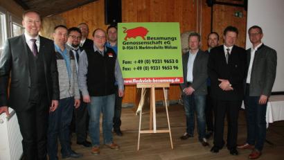 Bild: wro
Seinen Abschied als Vorstandsvorsitzender nahm Stefan Schleicher aus Regnitzlosau (Zweiter von rechts). Sein Nachfolger ist Ralph Browa aus Hirschberglein bei Geroldsgrün (Fünfter von links). Als Referent war Konrad Bischof (rechts) geladen. Den Geschäftsbericht stellte Dr. Henning Wendt (links) vor.