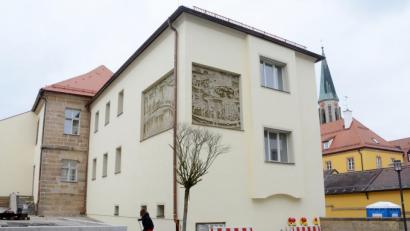Bild: Gabi Schönberger
Rathaus Kemnath: Noch Sand in die Pflasterfugen - und der Außenbereich, der für die Barrierefreiheit angehoben wurde, ist so gut wie fertig.