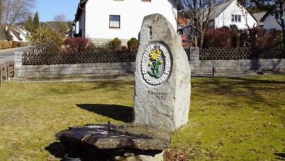 Bild: mmj
Am Arnikaplatz mit dem Brunnen und dem Gedenkstein, der 1983 zu Ehren des OWV-Gründers Heinrich Weinfurtner errichtet wurde, beginnen demnächst die ersten Arbeiten.