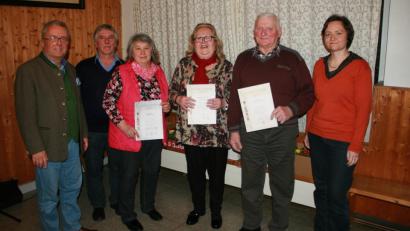 Bild: wro
Die Urkunde für ihren Mann Wolfgang nahm Elfriede Stock (Dritte von links) entgegen. Geehrt wurden auch Elisabeth König (Dritte von rechts) und Richard Kellner (Zweiter von rechts). Bürgermeister Toni Dutz und Vorsitzender Josef Konz (von links) gratulierten. Fachberaterin Manuela Pappenberger (rechts) hatte ein Referat vorbereitet.