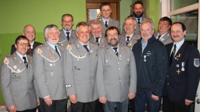 Bild: dl
Vorsitzender Ulrich Knoch, Bürgermeister Walter Schauer (von links) und Kreisverbandsvertreter Hans Schießl (rechts) gratulieren den geehrten Mitgliedern (ab Dritten von links) Erhard Ferstl, Wolfgang Schwab, Karl-Heinz Trägler, Peter Windschüttl, Christian Obermeier, Anton Graßl, Werner Schwendner, Stefan Legl, Ludwig Dirscherl und Michael Fuchs.