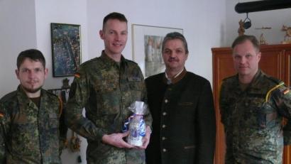 Bild: dob
Mit einem Stadtkrug beschenkte Bürgermeister Andreas Wutzlhofer (Zweiter von rechts) den neuen Kommandeur des befreundeten Panzergrenadierbataillons 122 in Oberviechtach, Oberstleutnant i. G. Andreas Bleek (Zweiter von links). Begleitet wurde er von Hauptmann Marcus Eckert (links) und Oberstabsfeldwebel Jürgen Wölfl (rechts).