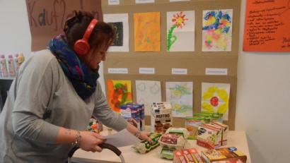 Bild: Kunz
Die Schwierigkeiten eines schizophrenen Menschen in Alltagssituationen, wie dem Einkaufen, konnten Besucher nachempfinden, indem sie einen Kopfhörer aufsetzten, der "Stimmen" zuspielte.