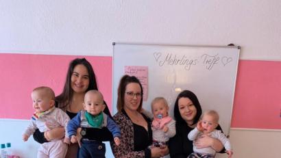 Bild: exb
Eine hilfreiches Kursangebot: Der Mehrlingstreffs. Den Kurs leiten Kathrin Sträche (kniend links) und Tina Habermeier (hinten rechts).