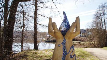 Bild: sir
Dieses Skulptur am Kunst- und Wasserweg in Bodenwöhr ist ein Sinnbild dafür, wie kostbar Wasser ist.