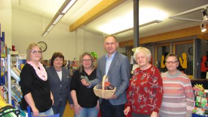 Bild: sei
Bürgermeister Richard Kammerer (Dritter von rechts) freut sich über die Spende von 23 Paar handgestrickten Babysöckchen, die die Damen der Strickrunde im Winter genadelt haben.