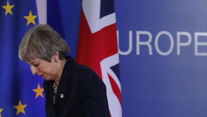 Bild: Frank Augstein/AP/dpa
Geknickt: Theresa May, Premierministerin von Großbritannien, beim EU-Gipfel in Brüssel.