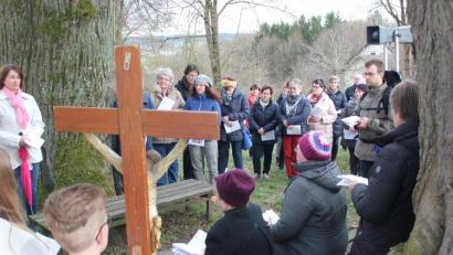 Bild: bph
Seit vielen Jahren gehen die Gläubigen der Pfarrgemeinde St. Johannes an neun Tagen vor dem Josefitag in Prozession mit Ministranten und Kreuz täglich von der Pfarrkirche zur Josefikapelle am westlichen Ortseingang von Nabburg.