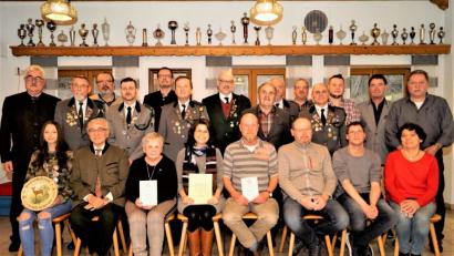Bild: arw
Bürgermeister Rupert Troppmann (links) gratuliert den Geehrten (Mitte, von links) Monika Eckart, Marion Eich, Alfred Ertl und Karlheinz Reil. Gauschützenmeister Wolfgang Weiß (hinten, Mitte) und Sportreferent Wolfgang Schwarz (stehend, Zweiter von rechts) sind stolz auf die Schützen.