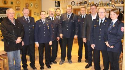 Bild: bjo
Stefan Färber (Sechster von links) ist der neue Kommandant der Feuerwehr Winbuch.