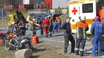 Bild: nm
Zwei Verletzte und beträchtlicher Sachschaden, das ist die Bilanz eines schweren Unfalls in Flossenbürg.