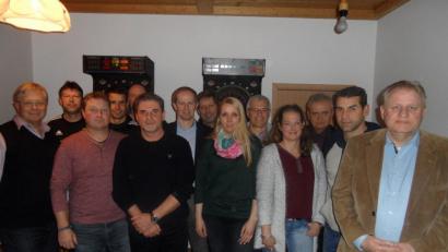 Bild: she
Bürgermeister Konrad Kiener (Siebter von links) gratulierte der neuen Vorstandschaft s (von links): Anton Kummert, Markus Weber, Peter Preßl, Andreas Wagner, Stefan Weiss, Andre Hirn sowie (von rechts) Vorsitzenden Dieter Rosenberg, Christian Preisser, Edmund Schmid, Silke Ibler, Horst Baumann, Reinhard Spindler, Anja Braun und Reinhard Spindler.
