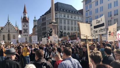 Bild: Thomas Körbel
Zehntausende demonstrieren auf dem Münchener Marienplatz gegen die geplante EU-Urheberrechtsreform.