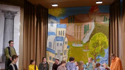 Bild: kgg
Eine Szene während der Proben zum biblischen Musical "Lydia, die Purpurhändlerin". Links stehend Leopold Tippmann als "Paulus" sowie links hockend in der Mitte Sophia Gmeiner in der Rolle der "Lydia".