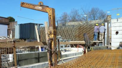 Bild: Portner
Die Arbeiter der Baufirma Baumer sind seit dieser Woche mit der Einschalung der hinteren Wand (Richtung Marktweiher) für das Erdgeschoss beschäftigt.