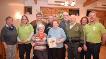 Bild: bnr
Der Obst- und Gartenbauverein ernannte seine langjährigen Mitglieder zu Ehrenmitglieder. Dazu gratulierten (von links) Anita Meindl, Beate Danzl, Zweiter Bürgermeister Josef Prechtl, Heidi Schmid (Zweite von rechts) und Robert Schmauß (rechts).