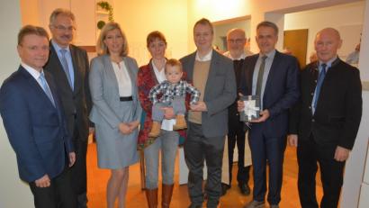 Bild: jr
Den kirchlichen Segen erhielt jetzt die Gemeinschaftspraxis von Dr. Jana Wiesnerova und Dr. Zdenek Hess am Unteren Marktplatz 7. Bei der Feierstunde mit dabei waren (von links) Prokurist Manfred Tretter (Kliniken Nordoberpfalz AG), Geschäftsführer Martin Schmid (Kliniken Fichtelgebirge), Dr. Jana Wiesnerova, Ehefrau Barbora mit Sohn Theodor und Dr. Zdenek Hess, Bürgermeister Roland Grillmeier und Waldsassens 2. Bürgermeister Karlheinz Hoyer.