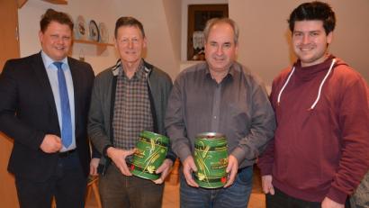 Bild: jr
Markus Wührl (rechts) ist neuer Jagdvorsteher der Jagdgenossenschaft Pechofen. Er löst den bisherigen Vorsteher Josef Schwägerl (2. von rechts) ab, der zwanzig Jahre dieses Amt inne hatte. Ebenfalls verabschiedet wurde Anton Haberkorn (2. von links), der 25 Jahre als Beisitzer mitwirkte. 2. Bürgermeister Stefan Grillmeier dankte den Ausgeschiedenen und wünschte der neuen Mannschaft viel Erfolg.