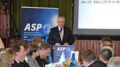 Bild: Alexander Pausch
Der bayerische Innenminister Joachim Herrmann spricht beim außen- und sicherheitspolitischen Dialog des Arbeitskreises Außen- und Sicherheitspolitik der CSU Oberpfalz in Kastl (Kreis Amberg-Sulzbach).