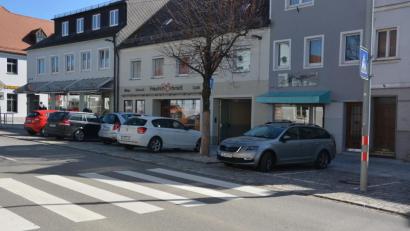 Bild: jr
Genauso will es CSU-Fraktionssprecher Josef Schwägerl: Der rechte Parkplatz soll aufgelassen werden, damit Benutzer des Zebrastreifens gefahrlos diesen Abschnitt passieren können.