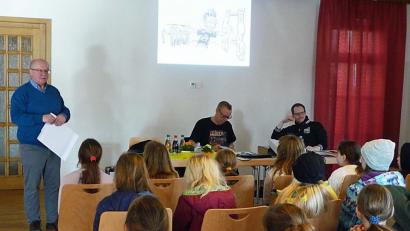 Bild: ü
Eine Autorenlesung gibt Jochen Till (sitzend, Mitte) an der Grundschule Kirchenthumbach.