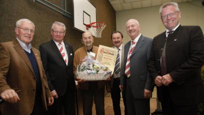 Bild: Hirsch
Gerhard Bendl, Josef Zetterer, Hans Gradl, Karl-Heinz Saur und Andreas Feller (von links) zeichneten Andreas Weber (Dritter von links, mit Geschenkkorb) für 70-jährige Vereinstreue aus.
