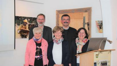 Bild: tu
Waltraud Welscher, Grete Reger und Christa Walbrunn (vorne, von links) vom Museumsarbeitskreis danken Geopark-Geschäftsführer Andreas Peterek und Referent Johann Rohrmüller (hinten, von links) aus Marktredwitz.
