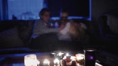 Bild: Jonas Güttler/dpa
Wenn der Strom abgestellt wird, gerät das gewohnte Alltagsleben aus dem Tritt. Kerzenschein ist dann nicht mehr romantisch.