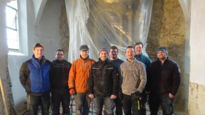 Bild: brü
Gemeinsam renovieren sie die Kirche in Köfering: Andreas Hirsch, Benjamin Herrmann, Werner Koller, Dominik Wagner, Tobias Wagner, Maximilian Hirsch, Benedikt Koller und Thomas Fertsch (von links).