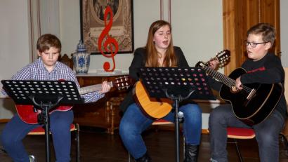Bild: sus
Michael Maunz, Alina Bräutigam und Lukas Bauer (von links) harmonierten gut auf ihren Gitarren.