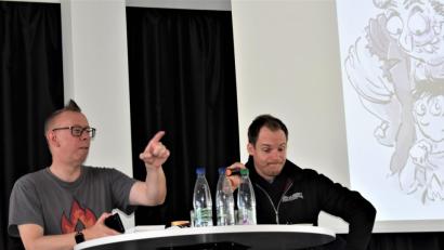 Bild: rgr
Autor Jochen Till (links) und Linus Koenig haben unter anderen aus dem Buch: "Luzifer junior - Zu gut für die Hölle" vorgelesen.