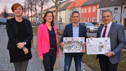 Bild: jr
Beim Ortstermin mit dabei waren (von links) die Städteplaner Mirela Bosnjak, Annegret Michler sowie Bauamtsleiter Thomas Grillmeier und Bürgermeister Roland Grillmeier.