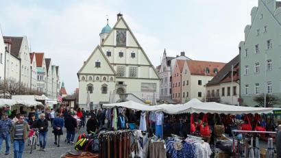 Bild: Dobmeier
Mittenfastenmarkt Weiden, auch der Storch war neugierig und wechselte in den Horst auf dem Alten Rathaus um etwas vom Treiben mitzubekommen.