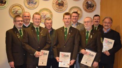 Bild: bk
Den Geehrten gratulierten erster Schützenmeister Johann Kneidl, Bürgermeister Ludwig Biller (von links) sowie Kreis- und Gemeinderat Rainer Vater (4.von rechts).