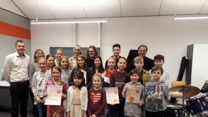 Bild: exb
Auf dem Bild, hinten links Musikschulleiter Tobias Böhm, daneben Marina Palmer Wulff (Klavierlehrerin) und hinten rechts Max Schmidkonz (Schlagzeuglehrer).