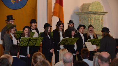 Bild: dob
Der "KiWi"-Chor begeistert die Zuhörer im Rathausaal. Erstmals auch mit angeklebten Bärten und gut behütet.