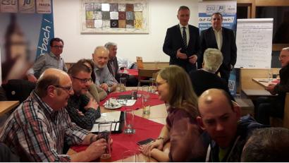 Bild: sck
Referent MdL Harald Schwartz (hinten, links) mit dem CSU- Ortsvorsitzenden Bernhard Hinteregger bei der Bürgerversammlung in Michelfeld.