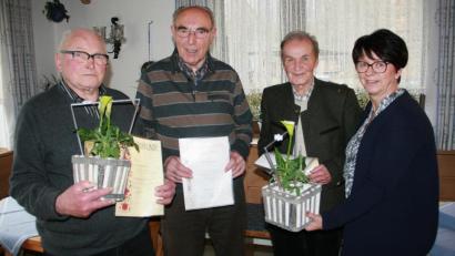 Bild: wro
Für ihre langjährige Treue zum OGV Brand wurden (von links) Andreas Scherm, Paul Sischka und Alois Praller von der Vorsitzenden Brigitte Hofmann mit Geschenken und Urkunden ausgezeichnet.
