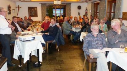 Bild: jp
Der Beiratsvorsitzende Waldemar Draxler (links) erläutert der Versammlung die Zahlen des Windradjahres 2018.