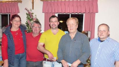 Bild: hme
Die besten Schafkopfer beim TSV-Wettbewerb: Von lInks: Gabi Brenner, Franz Bauer, Tobias Mathes und Ralf Musall. TSV-Vorsitzender Helmut Hummer gratuliert.