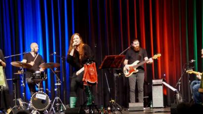 Bild: weu
Susi (links) und Tanja Raith erfreuten die Musikfreunde mit guten alten Schlagern. Sie wurden von den Musikern Andi Blaimer, Philipp Zimmermann und Max Seelos (von rechts) unterstützt.