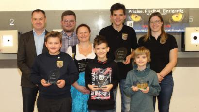 Bild: wec
Dritter Bürgermeister und Pokalspender Erich Meidinger, Felix Scheeler, Zweiter Jugendleiter Norbert Seegerer, Jugendleiterin Ruth Kryschak, Bastian Kryschak, Pokalgewinner Eric Stieler, Nicolas Kryschak und Dritte Jugendleiterin Stefanie Kryschak (von links).