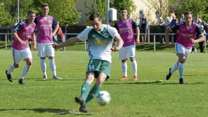 Bild: chap
Der SV Mitterteich feierte am Samstag einen souveränen 3:0-Erfolg beim SC Großschwarzenlohe. Manuel Dürbeck (grün-weißes Trikot) erzielte zwei Tore und bereitete den dritten Treffer vor.
