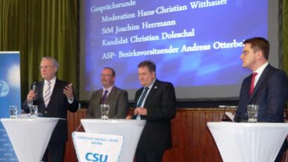 Bild: jp
Die Teilnehmer der Podiumsdiskussion (von links): Innenminister Joachim Herrmann, ASP-Vorsitzender Andreas Otterbein, Moderator Hans Christian Witthauer und Europawahl-Kandidat Christian Doleschal.