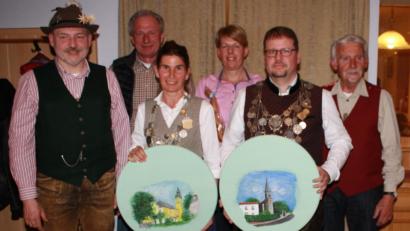Bild: lk
Gerald Röckl (von links) wurde Zweiter beim Königsschießen, Herbert Walter Zweiter beim Preisschießen. Ruth Gerl sicherte sich den Königstitel in der Damenklasse, Vorjahreskönigin Gerlinde Bauer bekam die Knackwurstkette. Udo Hildebrand ist jetzt Schützenkaiser, Heinz Rau wurde Dritter beim Preisschießen.