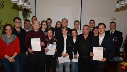 Bild: hcz
Wasserwacht- Ortsgruppenleiter Benjamin Hahn (hinten Mitte) mit den Geehrten und den Aktivsten der Ortsgruppe. Schwimmvereins- Vorsitzende Ilona Forster (links) dankte für über 800 Stunden Dienst im Schätzlerbad.